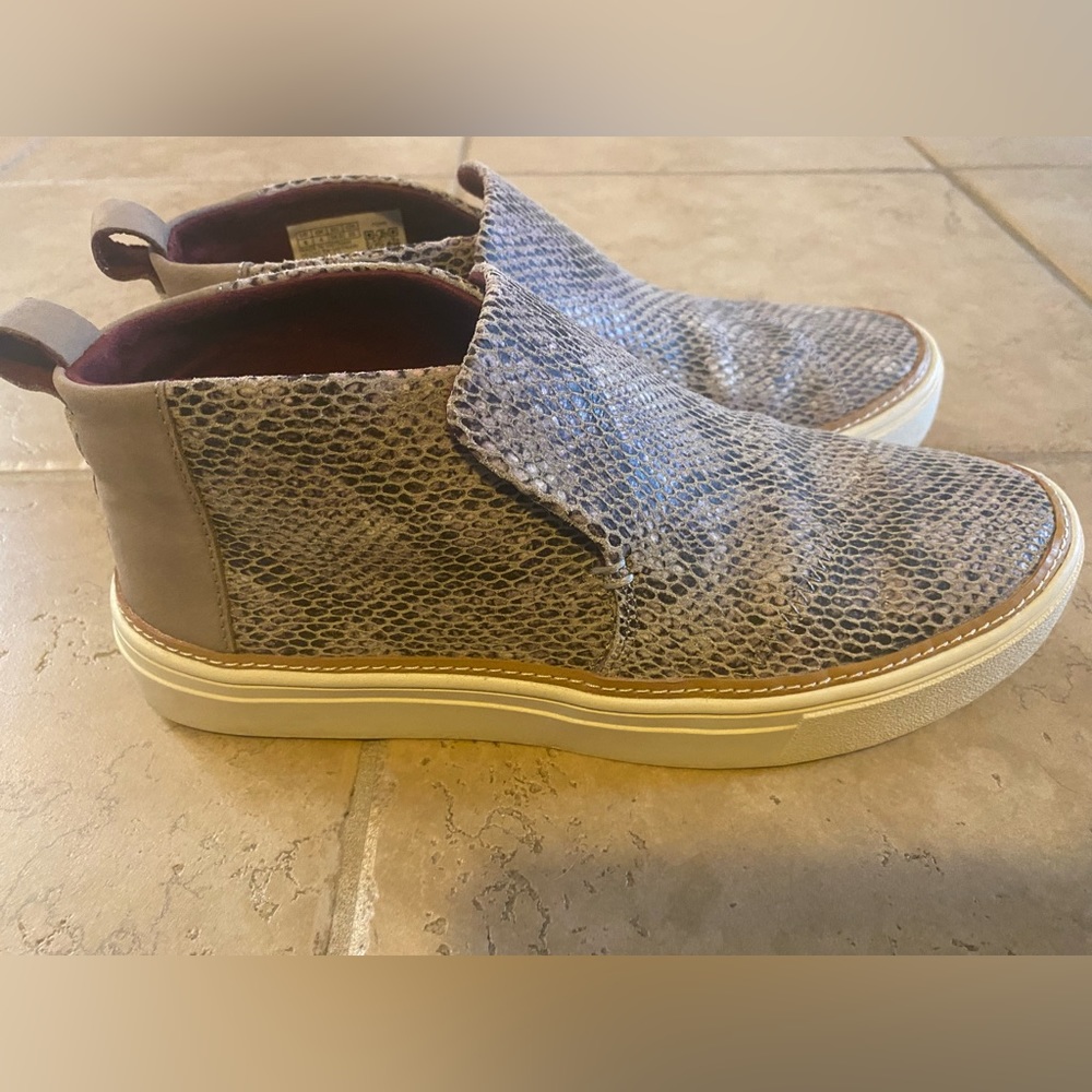 Women’s Tom’s size 6 worn twice